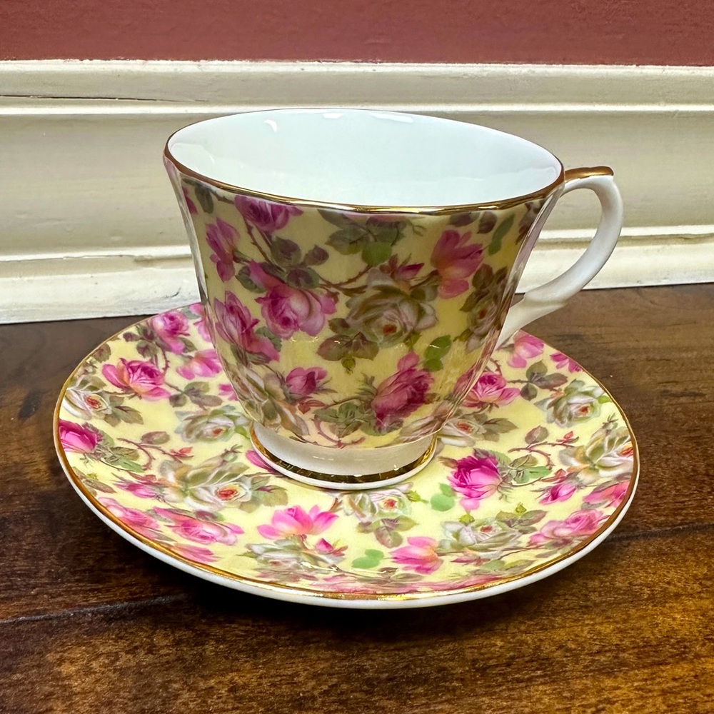 Royale Garden Bone China Staffordshire England Teacup & Saucer Chintz Pink Roses